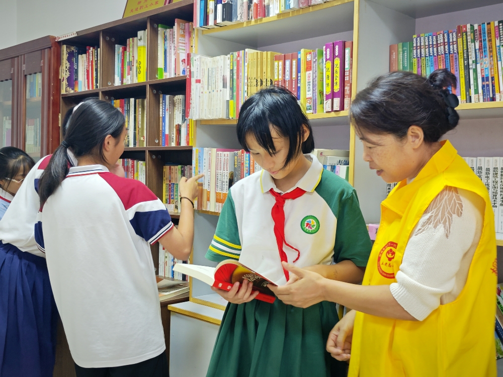 1750070726299395.jpg 6月16日,广西柳州市鱼峰区天湖社区关工小组开展“读书正当时 书香伴成长”读书分享会(2).jpg