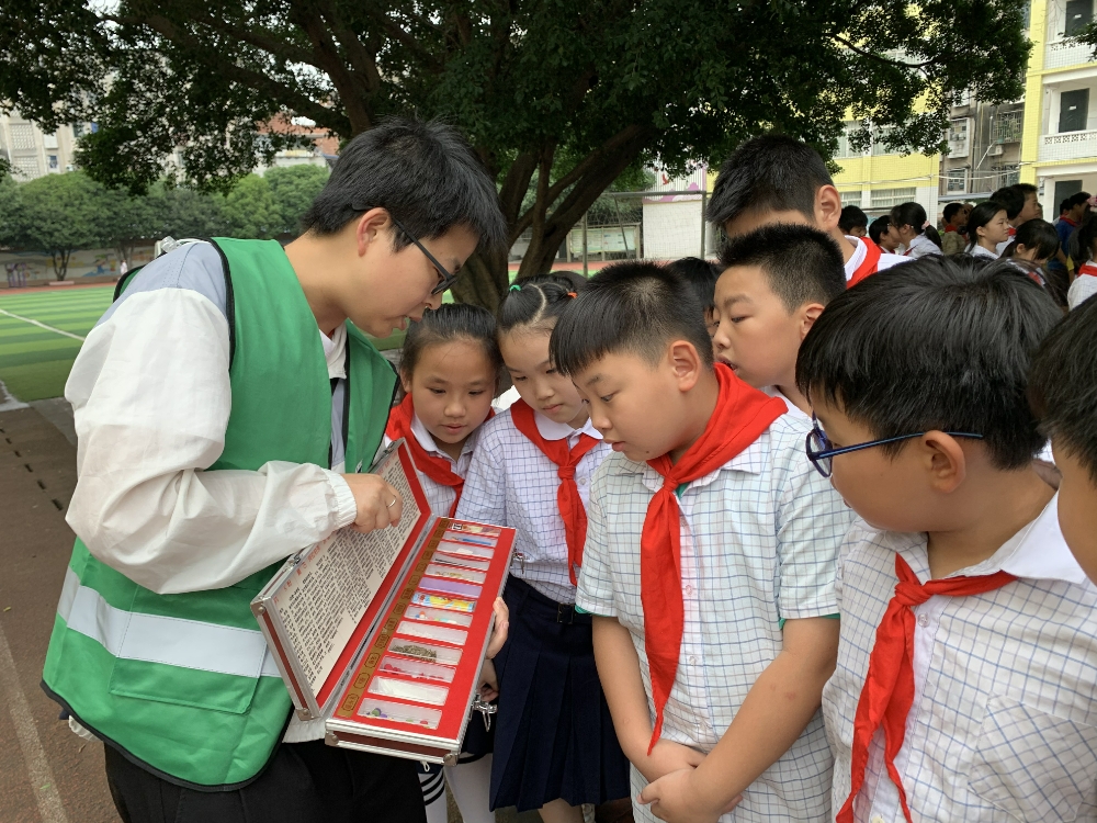 1750153179882400.jpg 广西柳州市鱼峰区红锋社区关工小组开展“禁毒宣传进校园 护航青春护成长”禁毒宣传活动1.jpg