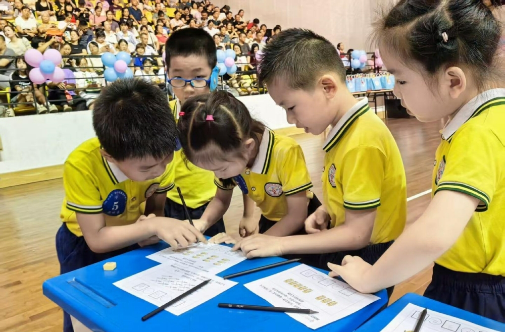 1750153260508600.jpg 6月16日,广西柳州市鱼峰区天湖社区关工小组联合辖区幼儿园开展“幼小衔接闯关赛”活动1.jpg