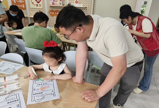 【江陵街道】淞山社区：让父爱在温情互动中绽放光彩2.jpg