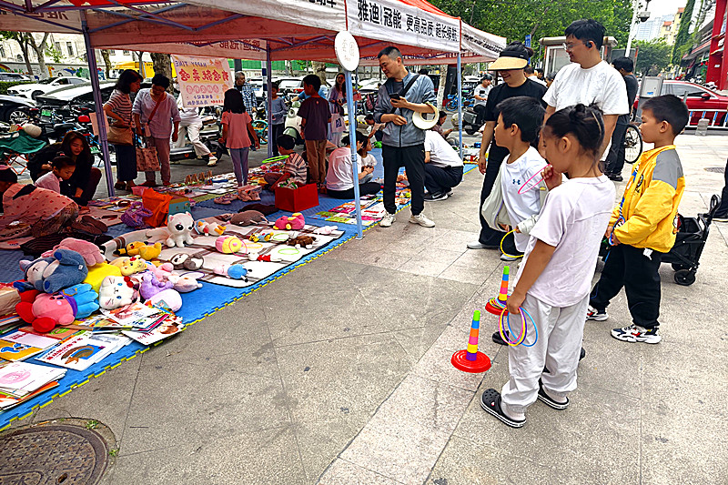 1750237075333142.jpg 江苏省南京市鼓楼区江东街道长阳花园社区举办“童心同行 为爱集结”爱心义卖活动(1).jpg