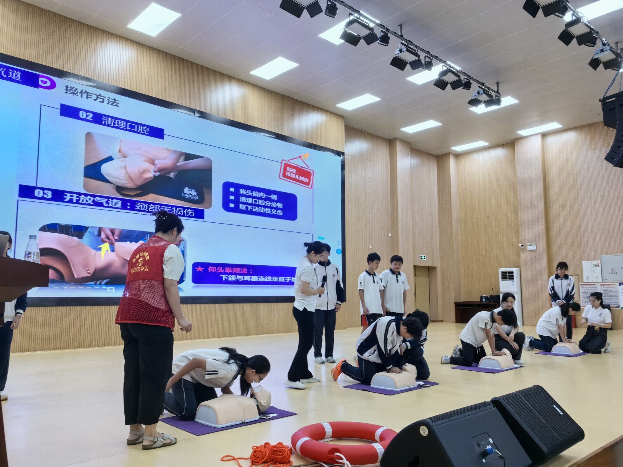 1750238170445769.jpg 心肺复苏急救知识演练.jpg