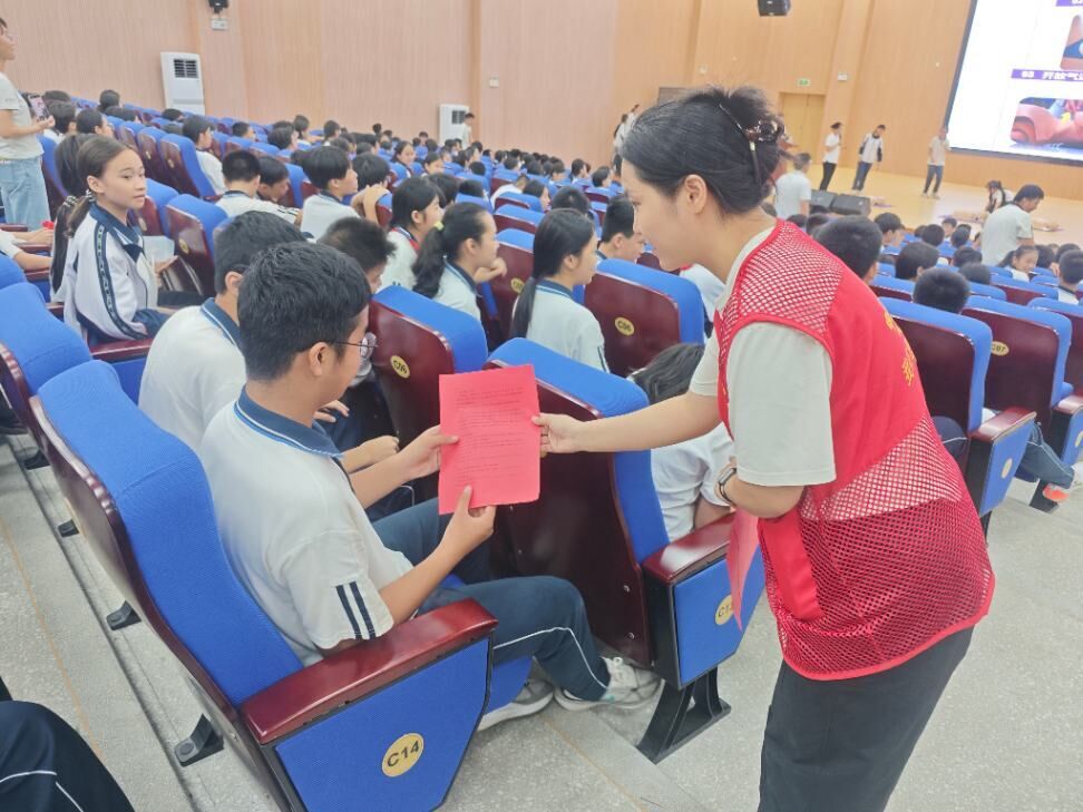 1750238184527793.jpg 发放防溺水安全手册.jpg