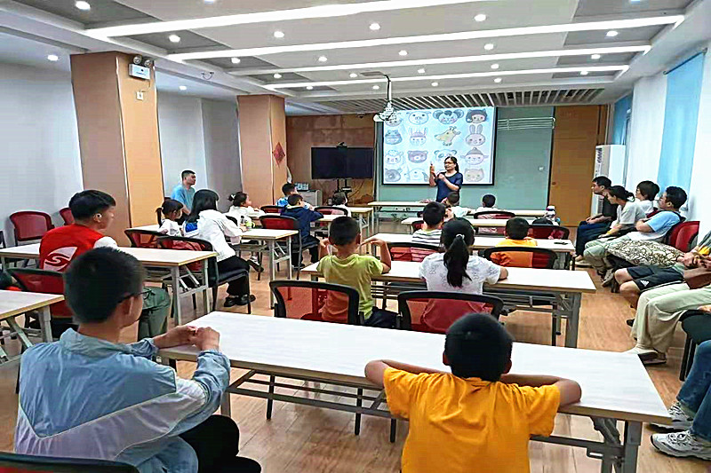 1750401426493087.jpg 江苏省南京市玄武区锁金村街道紫鑫城社区关工委开展“非遗葫芦画,指尖传匠心”手工制作活动(1).jpg