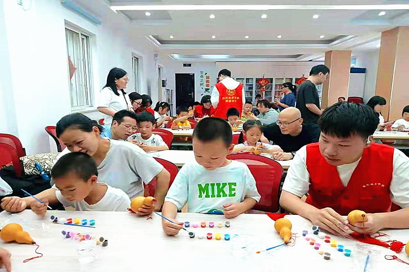 1750401435340106.jpg 江苏省南京市玄武区锁金村街道紫鑫城社区关工委开展“非遗葫芦画,指尖传匠心”手工制作活动(2).jpg