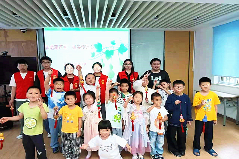1750401449909230.jpg 江苏省南京市玄武区锁金村街道紫鑫城社区关工委开展“非遗葫芦画,指尖传匠心”手工制作活动(5).jpg