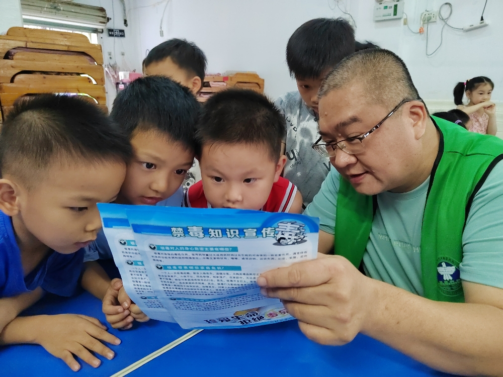 1750420883967437.jpg 广西柳州市鱼峰区蟠龙社区关工领导小组开展“6.26”禁毒宣传教育活动2.jpg