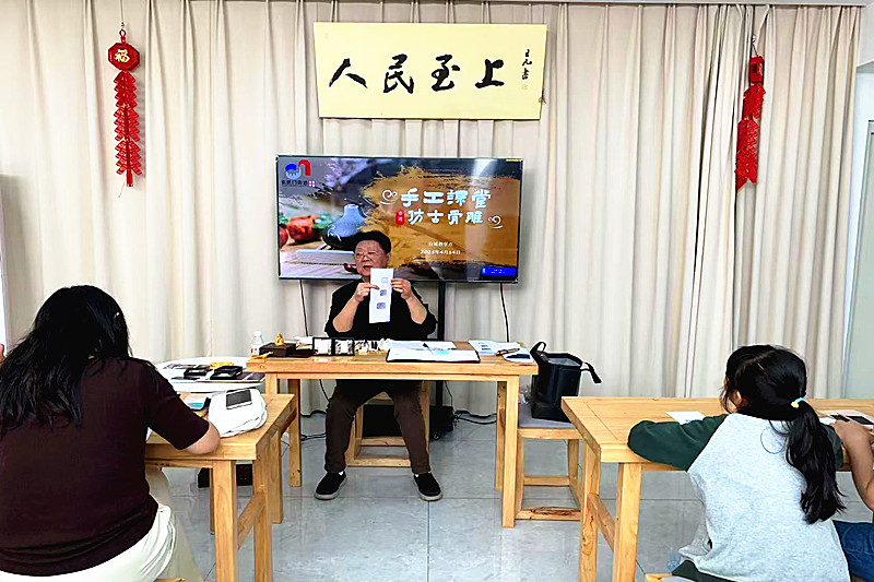 1750472347638057.jpg 江苏省南京市玄武区台城花园社区开展“传承非遗匠心,共筑亲子温情”骨雕手工活动(1).jpg