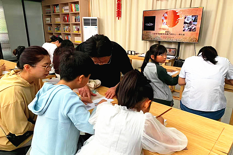 1750472355292565.jpg 江苏省南京市玄武区台城花园社区开展“传承非遗匠心,共筑亲子温情”骨雕手工活动(2).jpg