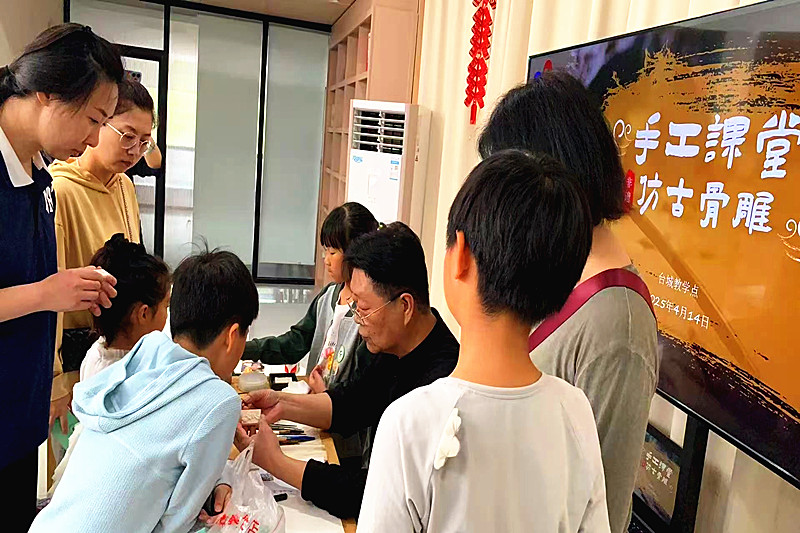 1750472364786957.jpg 江苏省南京市玄武区台城花园社区开展“传承非遗匠心,共筑亲子温情”骨雕手工活动(3).jpg