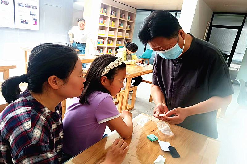 1750472374867540.jpg 江苏省南京市玄武区台城花园社区开展“传承非遗匠心,共筑亲子温情”骨雕手工活动(4).jpg