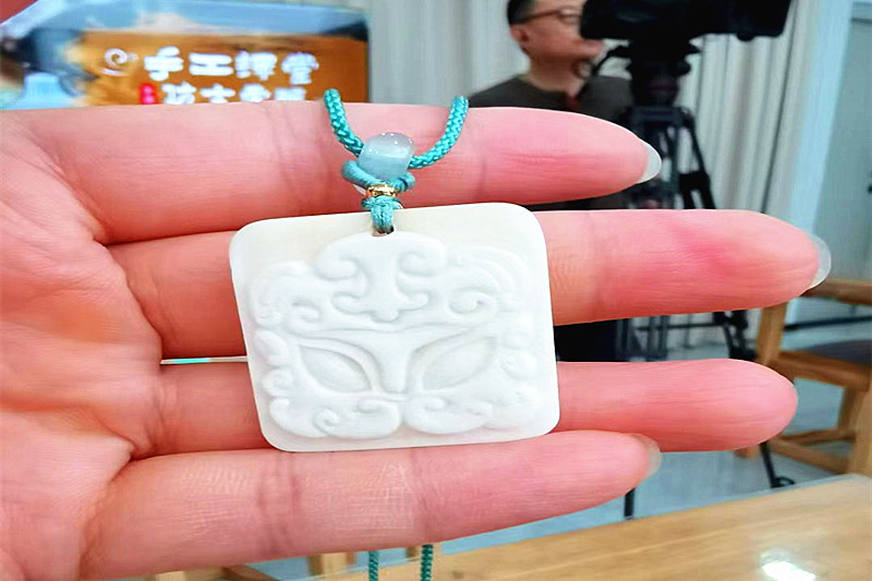 1750472394809198.jpg 江苏省南京市玄武区台城花园社区开展“传承非遗匠心,共筑亲子温情”骨雕手工活动(5).jpg