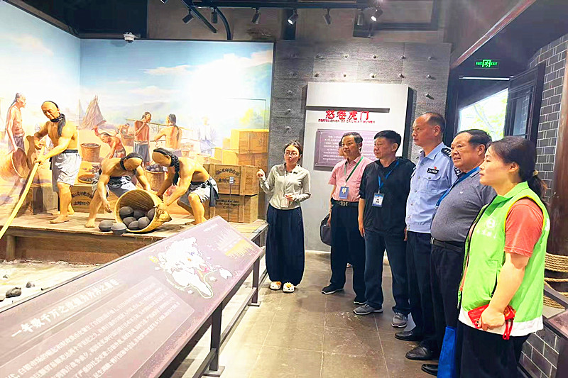 1750664983864830.jpg 梅园新村派出所关工站联合开展“禁毒宣传进展馆,共筑防毒安全线” 活动(2).jpg