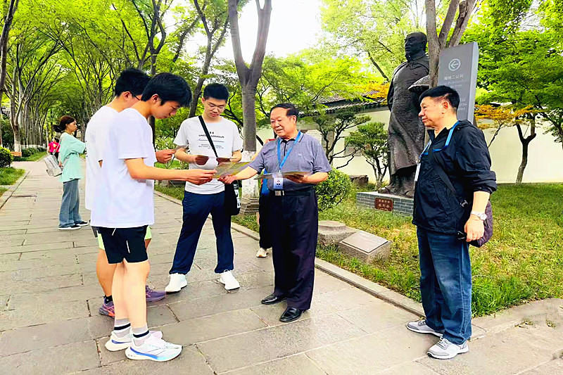 1750664992831007.jpg 梅园新村派出所关工站联合开展“禁毒宣传进展馆,共筑防毒安全线” 活动(3).jpg