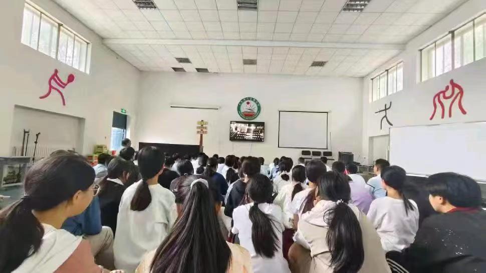 组织学生观影.jpg