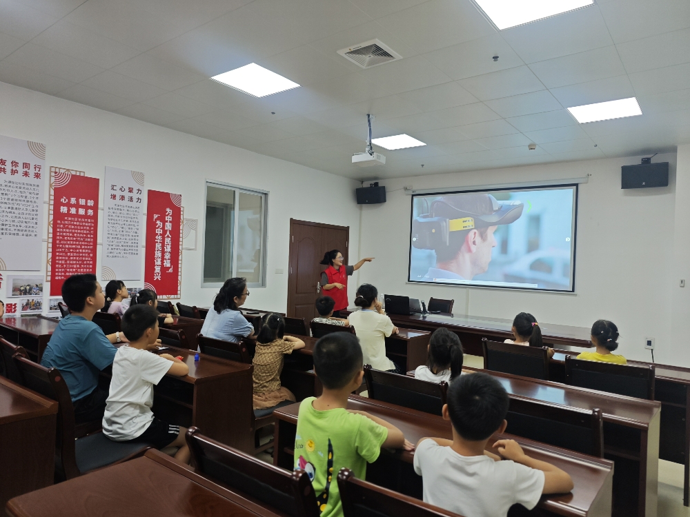 1750670298852959.jpg 6月21日,广西壮族自治区柳州市鱼峰区天湖社区关工小组紧扣节气特色,开展“夏至AI奇妙日,智趣满社区”主题课外活动2.jpg