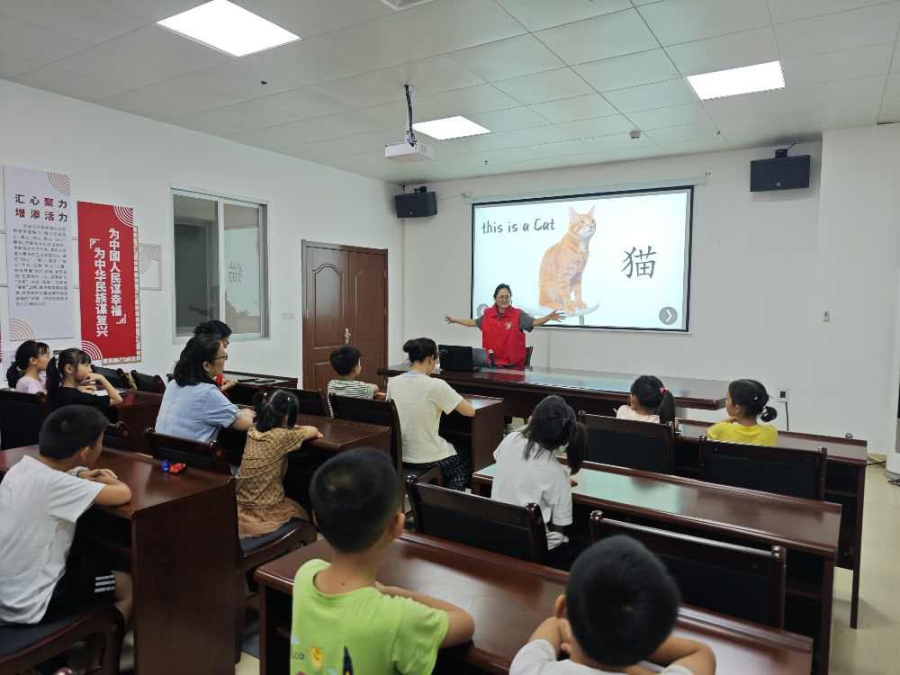 1750670305734138.jpg 6月21日,广西壮族自治区柳州市鱼峰区天湖社区关工小组紧扣节气特色,开展“夏至AI奇妙日,智趣满社区”主题课外活动3.jpg