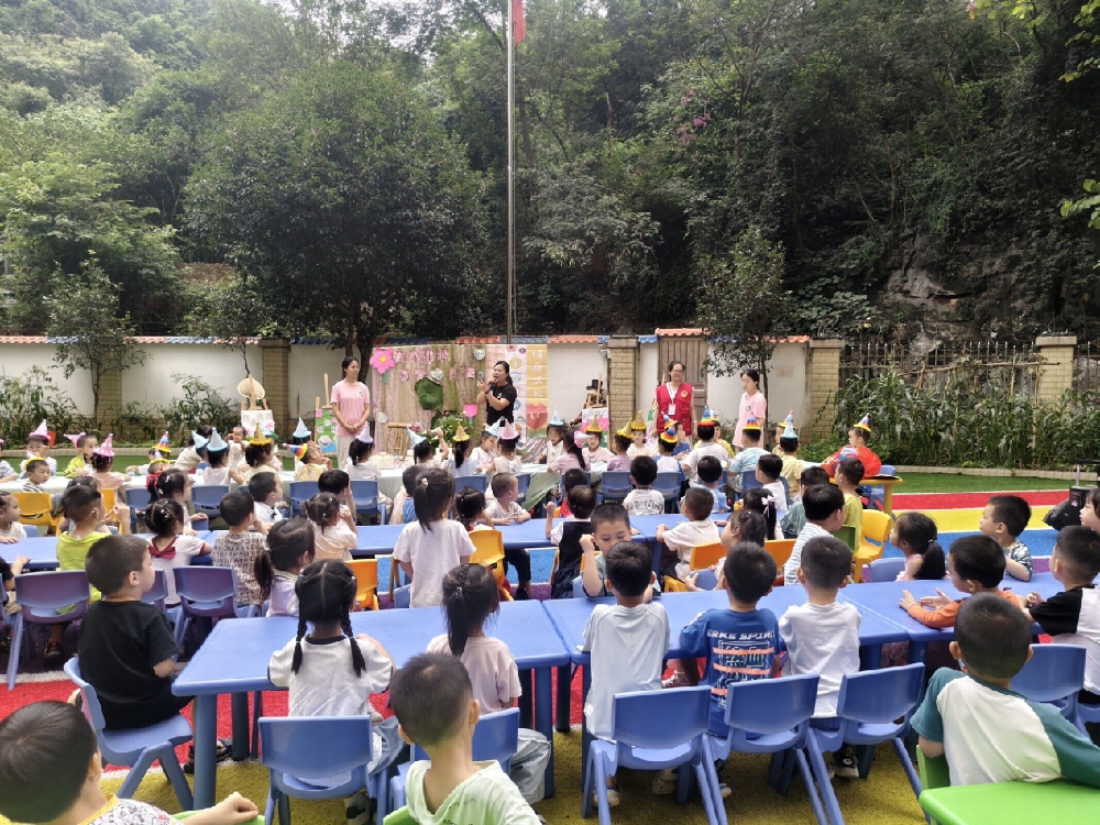 1750670381689043.jpg 荷香润童心 廉洁伴成长——广西柳州市鱼峰区关工领导小组开展幼儿廉洁教育活动现场.jpg