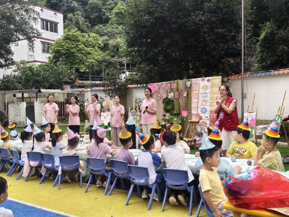 1750670389827602.jpg 老师向孩子们表演荷花手指舞.jpg