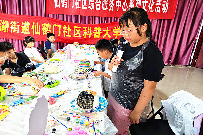 1750717207389858.jpg 江苏省南京市玄武区仙鹤门社区举办“红星照童心 彩绘传薪火”青少年红色艺术活动(4).jpg