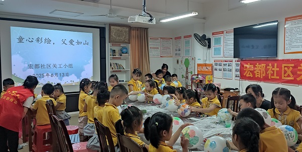 1750730088977631.jpg 志愿者老师教授青少年画画.jpg