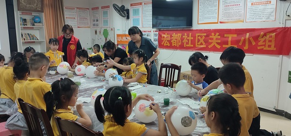 1750730115711985.jpg 6月13日,柳南区河西街道宏都社区关工小组开展“童心彩绘 父爱如山”足球绘画活动(龙玉凤).jpg