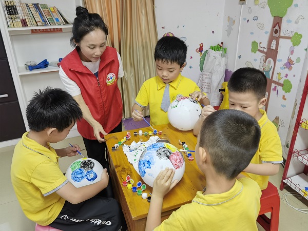 1750730131642645.jpg 青少年在认真画画03.jpg