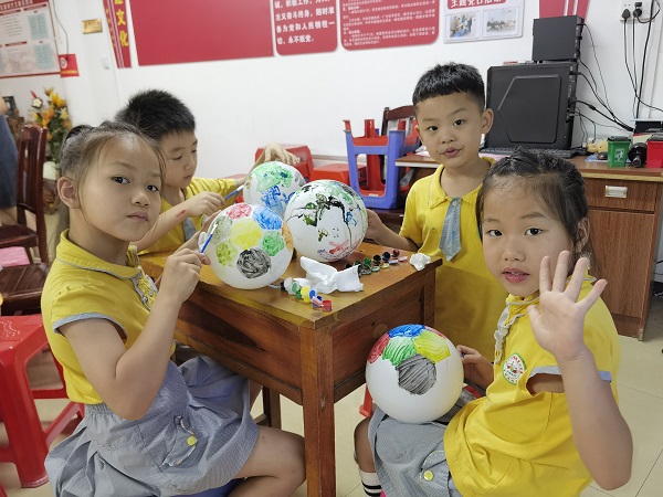1750730156702545.jpg 青少年在认真画画01.jpg