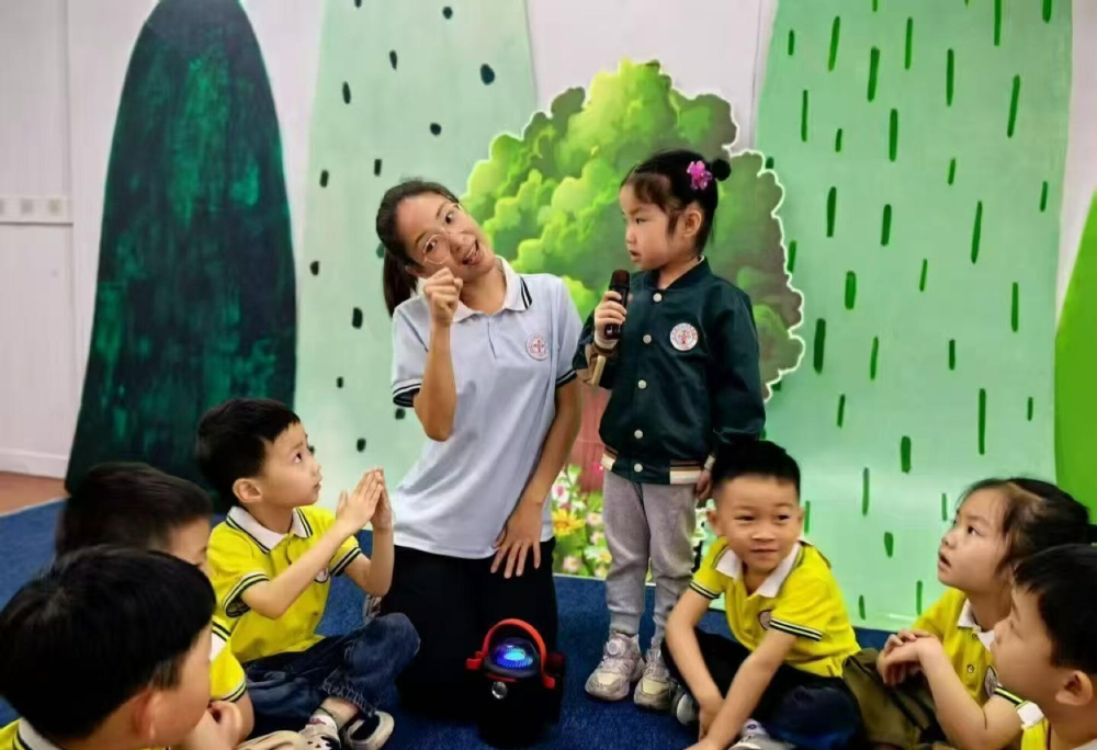 1750837594196384.jpg 6月24日,广西壮族自治区柳州市鱼峰区天湖社区关工小组携手合辖区幼儿园开展“童心绘梦,共赴绘本奇妙之旅”阅读活动2.jpg