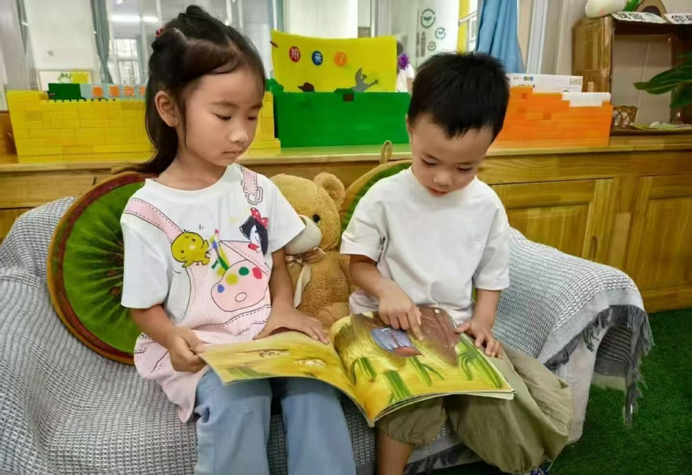 1750837649296536.jpg 6月24日,广西壮族自治区柳州市鱼峰区天湖社区关工小组携手合辖区幼儿园开展“童心绘梦,共赴绘本奇妙之旅”阅读活动3.jpg
