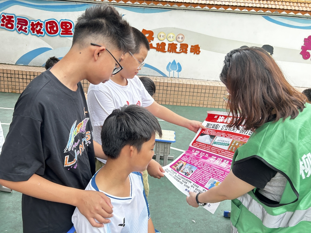 1750837747108205.jpg 广西柳州市鱼峰区红锋社区关工小组联合天马派出所开展6.26禁毒宣传进校园活动1.jpg