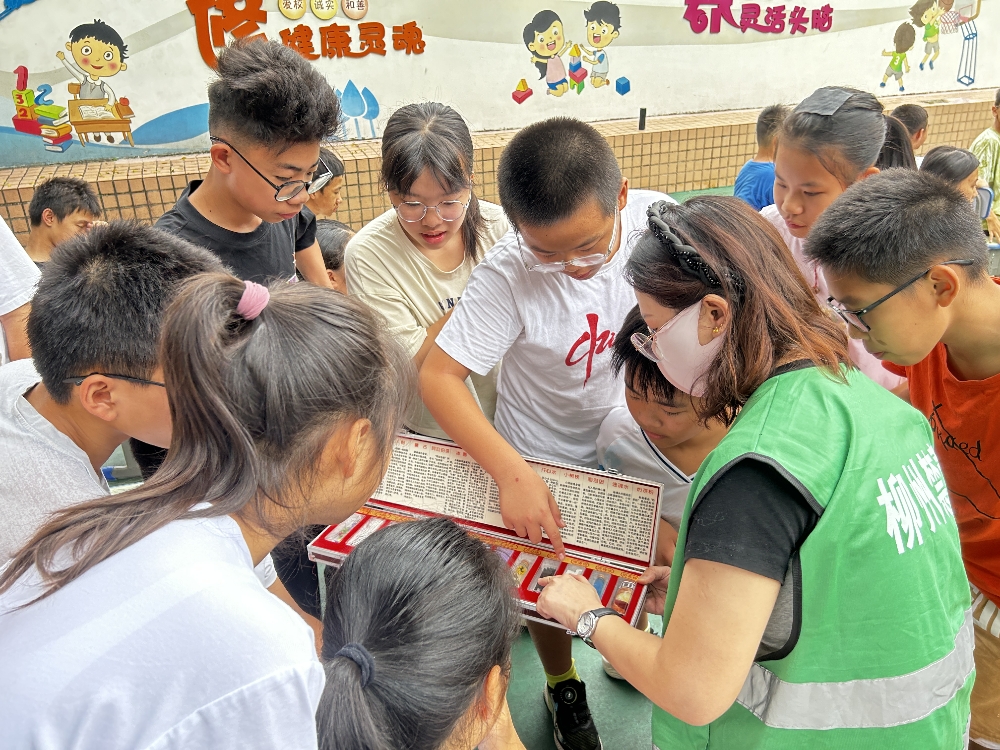 1750837756603046.jpg 广西柳州市鱼峰区红锋社区关工小组联合天马派出所开展6.26禁毒宣传进校园活动2.jpg