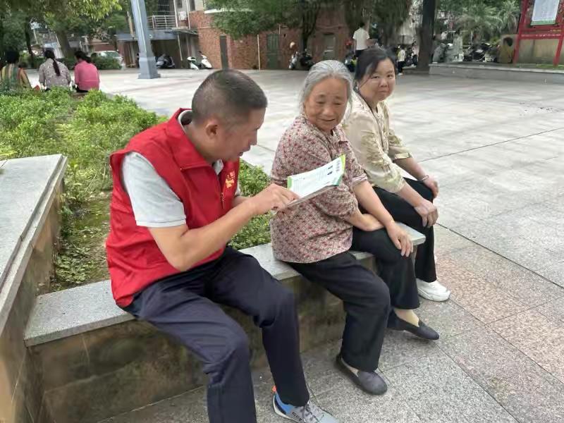 长征源社区“五老”讲解分类垃圾必要性.jpeg