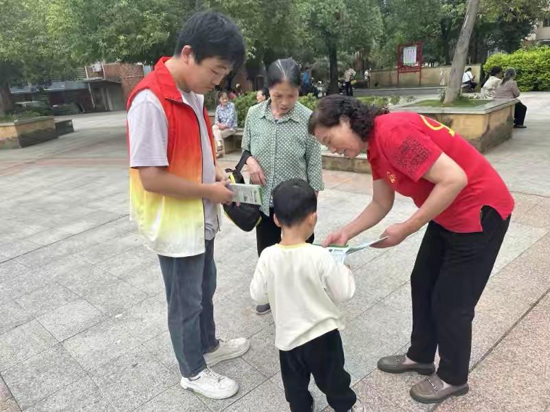 长征源社区“五老”讲解分类垃圾必要性2.jpeg