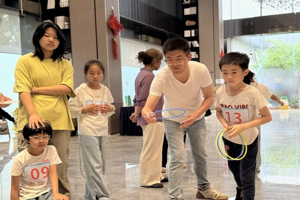 江陵街道白龙桥社区：举办亲子运动会.png