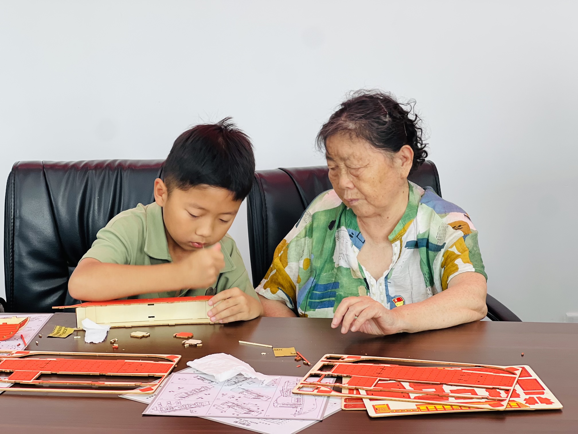 1750907551616404.jpg 老党员一边手把手教学,一边为孩子们讲述红船故事 2.jpg