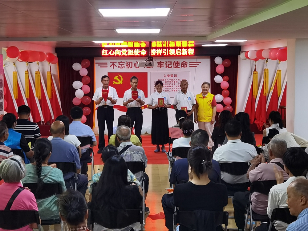 五里亭街道关工委驻会常务副主任全丽珠给老党员颁发荣誉表彰 (2).jpg