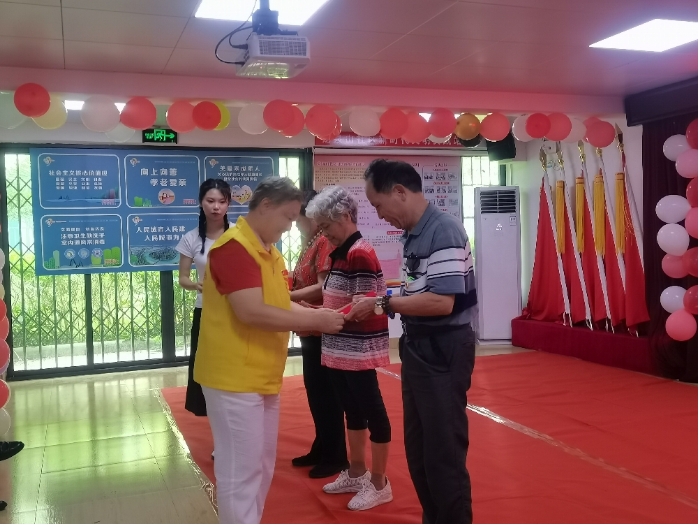 五里亭街道关工委驻会常务副主任全丽珠给老党员颁发荣誉表彰（1）.jpg