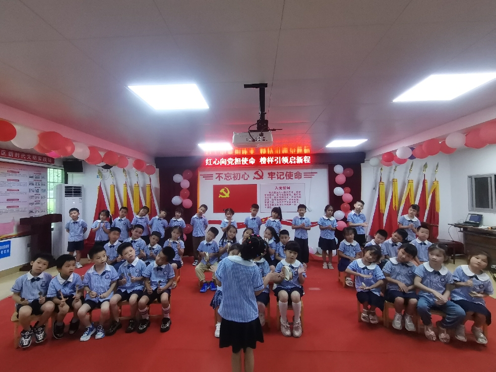 幼儿园在表演节目《童心向党》.jpg