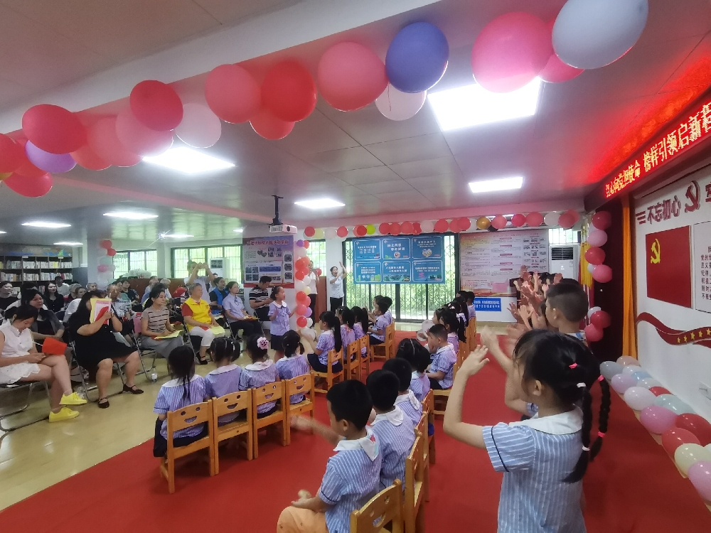 幼儿园在表演节目《童心向党》（2）.jpg