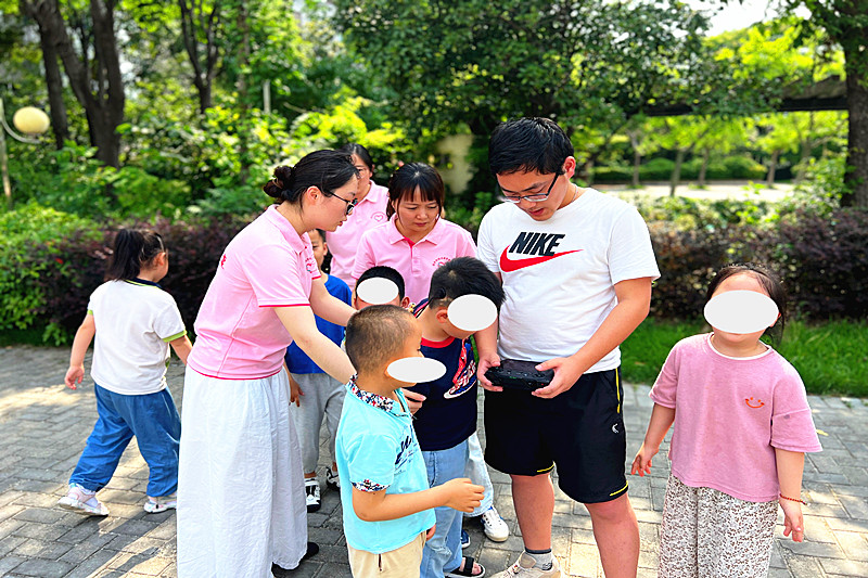 1750980392249147.jpg 江苏省南京市栖霞区龙潭街道龙潭街社区关工委开展“‘翼’起向未来”无人机科普进社区活动(3).jpg