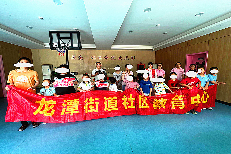 1750980401315798.jpg 江苏省南京市栖霞区龙潭街道龙潭街社区关工委开展“‘翼’起向未来”无人机科普进社区活动(4).jpg