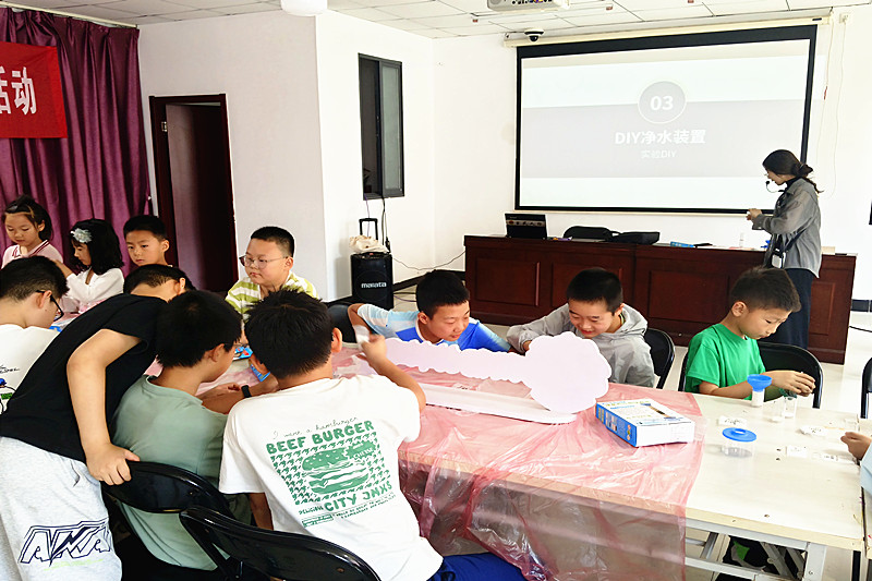 1750982037253053.jpg 南京市玄武区仙鹤门社区关工委开展“小小发明家 科学初体验”夏令营活动(2).jpg