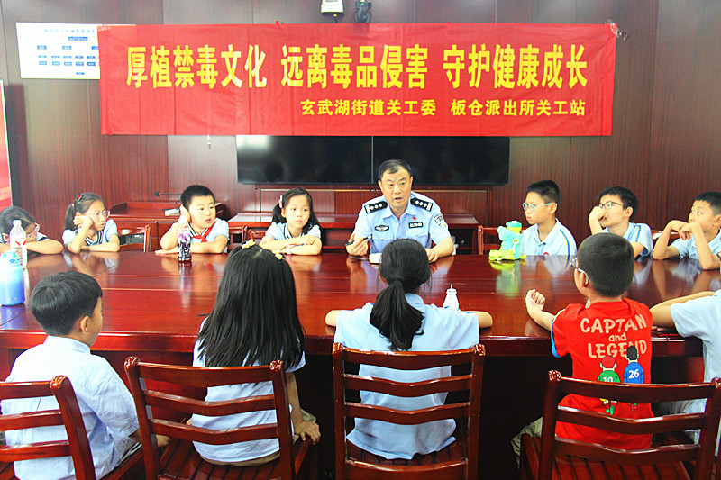 1751009571262373.jpg 玄武湖街道关工委联合开展禁毒宣传教育活动,筑牢青少年拒毒防线(1).jpg