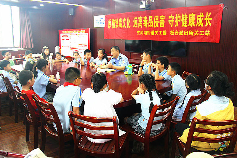 1751009580670070.jpg 玄武湖街道关工委联合开展禁毒宣传教育活动,筑牢青少年拒毒防线(2).jpg