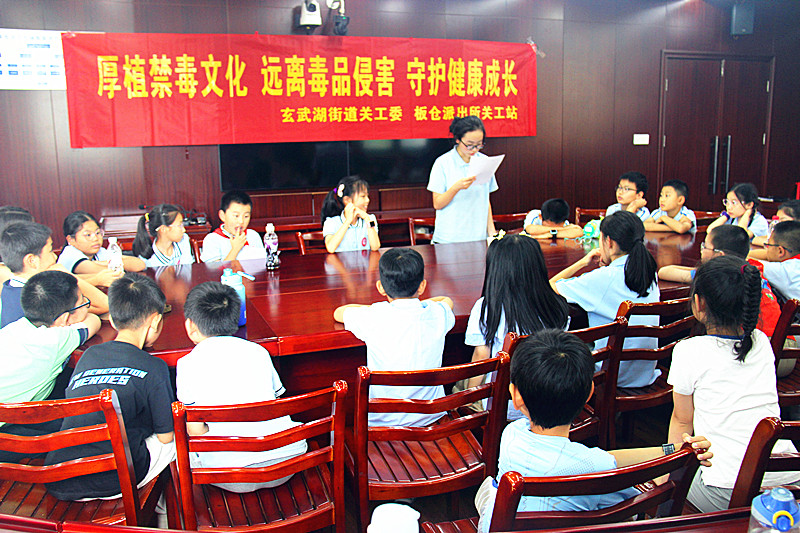1751009587481127.jpg 玄武湖街道关工委联合开展禁毒宣传教育活动,筑牢青少年拒毒防线(3).jpg