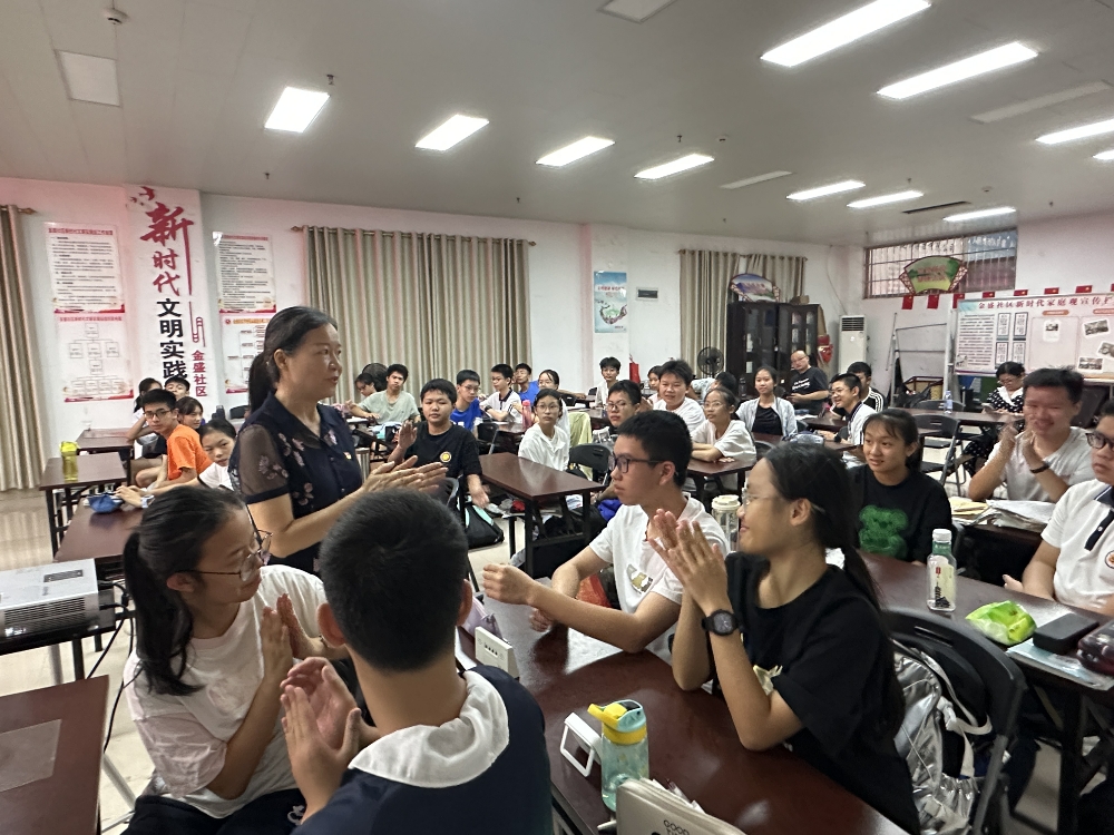 1751012748198917.jpg 韦秋玉讲师提问和同学们互动.jpg