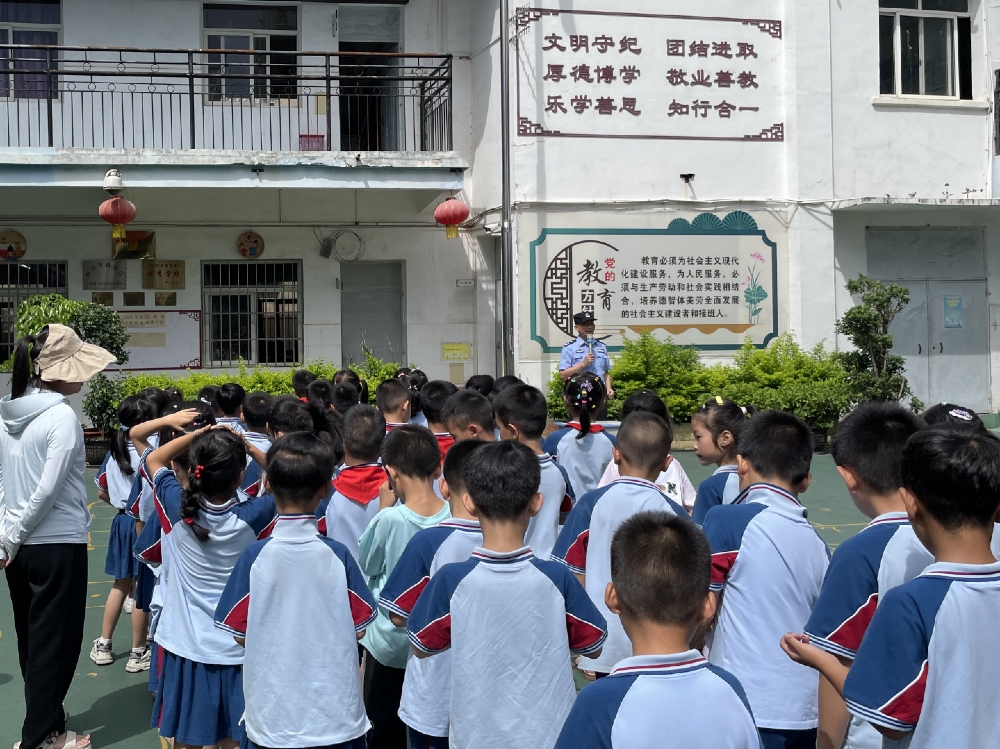 1751017331480609.jpg 广西柳州市鱼峰区天山社区关工领导小组联合“螺警官”开展校园禁毒宣传活动.jpg