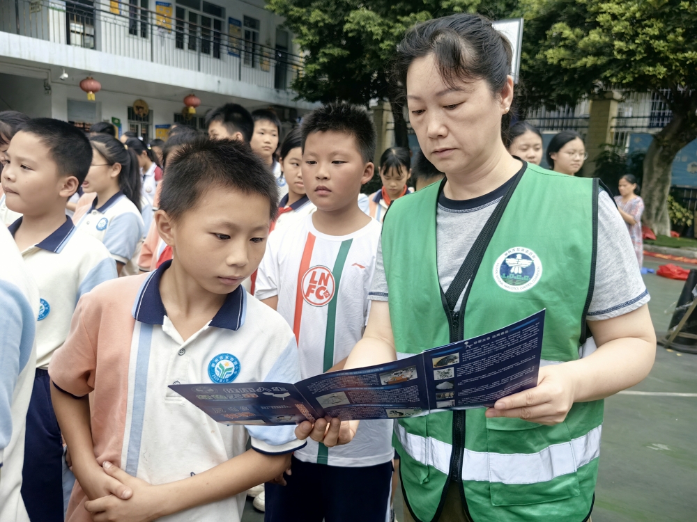 1751017343325980.jpg 广西柳州市鱼峰区天山社区关工领导小组联合“螺警官”开展校园禁毒宣传活动1.jpg