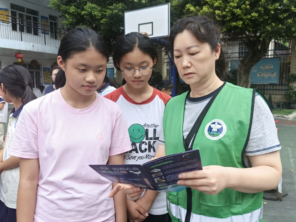 1751017357407084.jpg 广西柳州市鱼峰区天山社区关工领导小组联合“螺警官”开展校园禁毒宣传活动2.jpg